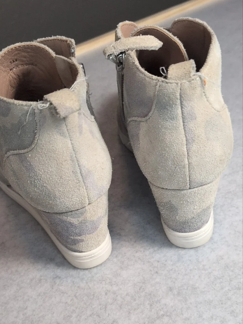 Linea Paolo Size 5 Women’s Suede Zip Up Wedge in Light Gray Camo
